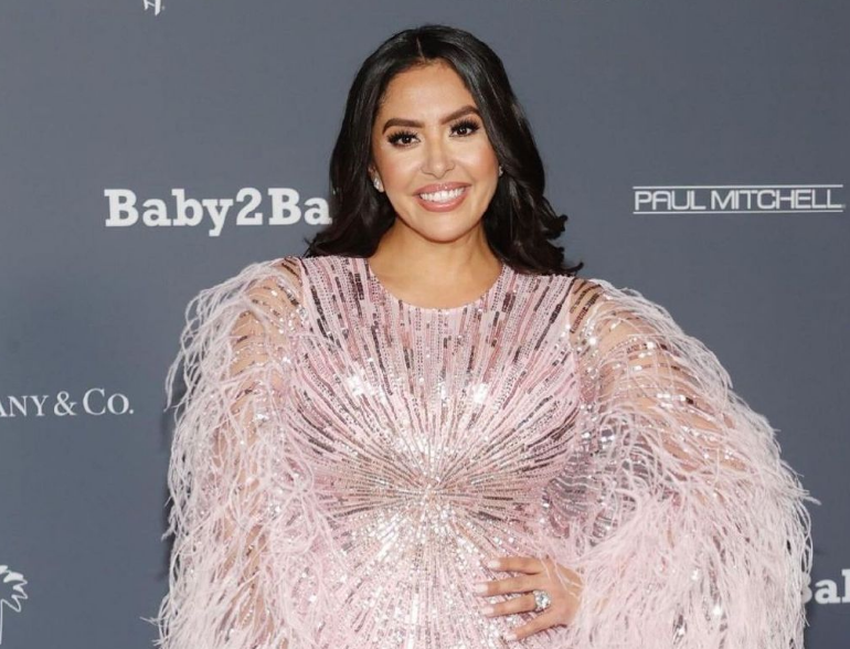 |39岁瓦妮莎冲镜头飞吻，风韵十足贵妇范！18岁女儿比母亲更美，疑似谈恋爱