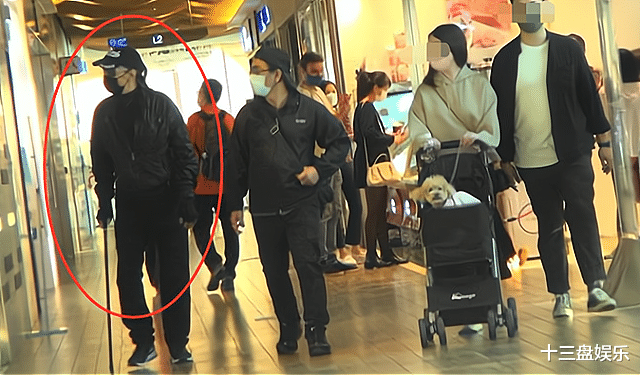 谢贤|谢贤晚年失风采，驼背弯腰杵拐杖？为了帅，他曾每天倒吊25分钟