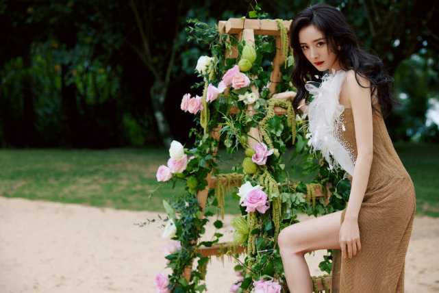 杨幂|35岁杨幂终于高调起来！穿高开叉裙大秀美腿，华丽大气又气场全开