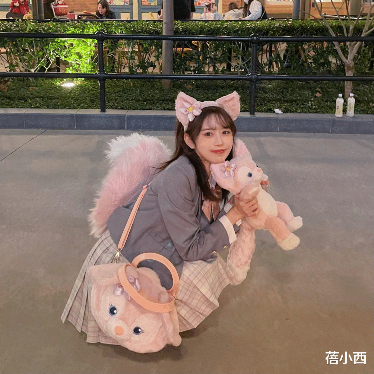 隔离 连周雨彤都仿妆“玲娜贝儿”，粉嫩嫩的妆容惹人爱，减龄不止10岁