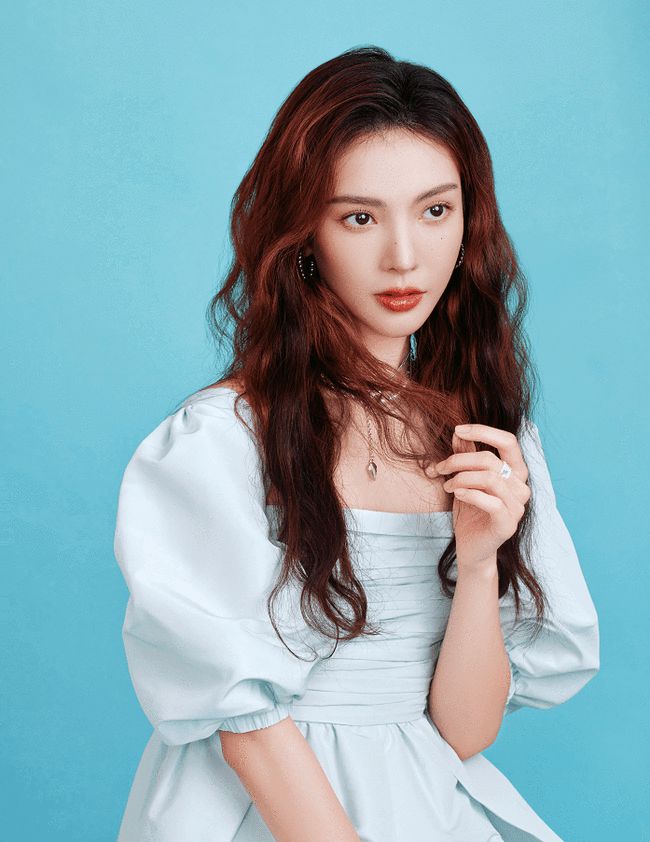 穿衣搭配|金晨的美和妆容分不开，这么老气的妆发造型，真挺显俗气的