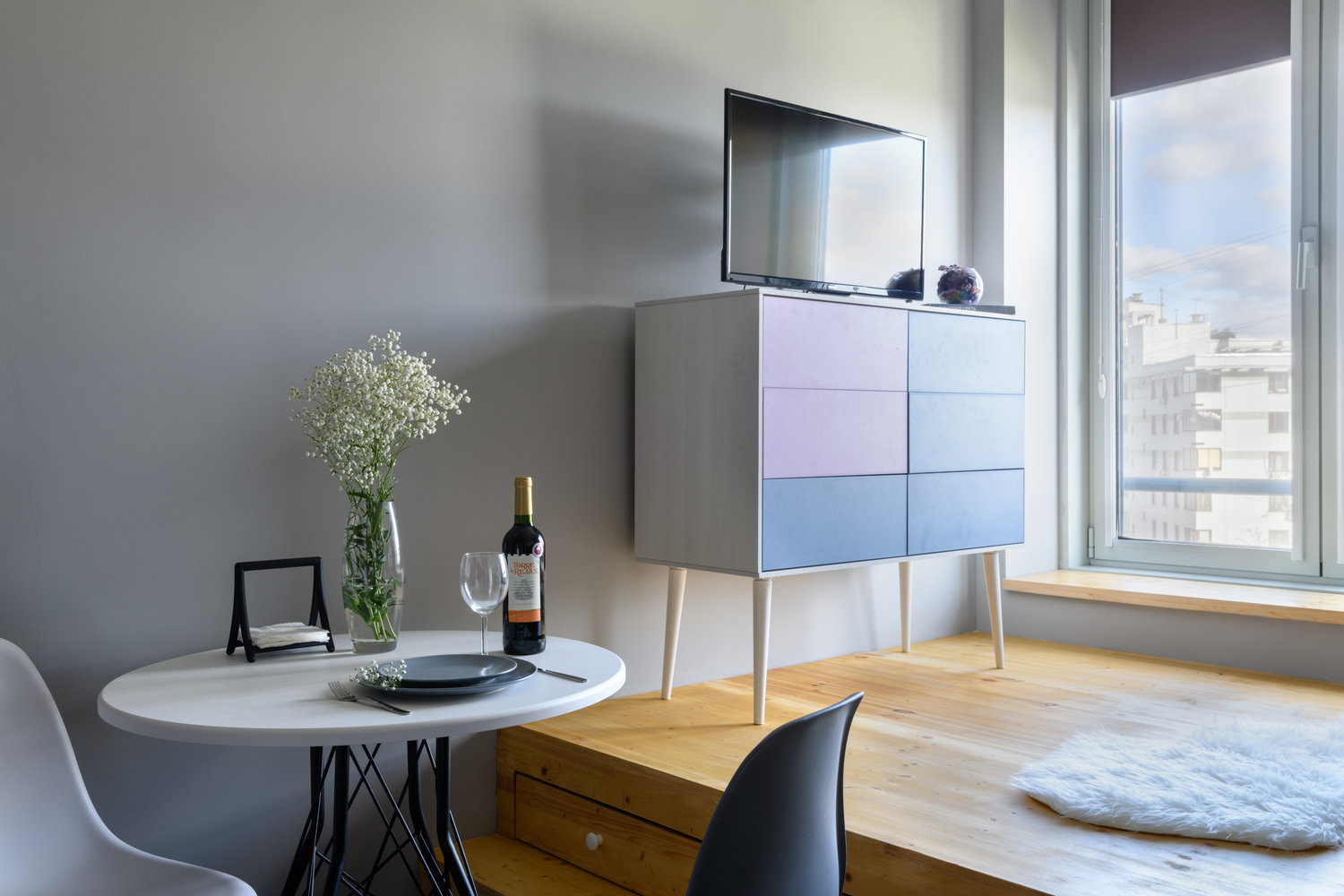 小姐姐|硕士小姐姐爆改出租房卧室，不足千元，把床放在客厅下面，太赞了