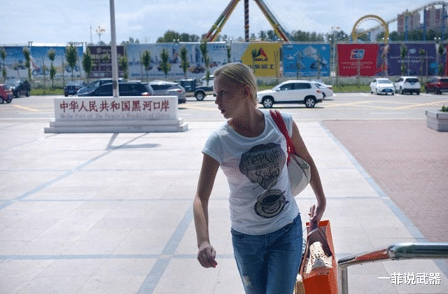 宋城 来旅游的俄罗斯人很困惑，这样东西明明很贵，怎么中国人当水喝？