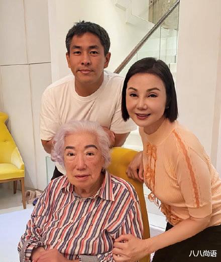 谢玲玲|谢玲玲陪前婆婆聚餐，余宝珠满头白发状态好，97岁还能吃烤肉