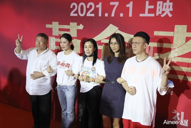 Ainee小屋|生活中的“郑毅红”还挺单纯的，穿收腰短裙甜美清新，看不出心机