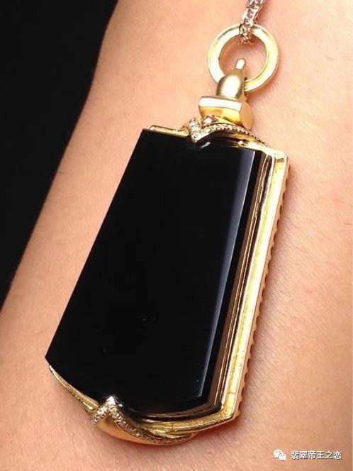 钱币|翡翠无事牌有什么寓意？适合什么人佩戴？