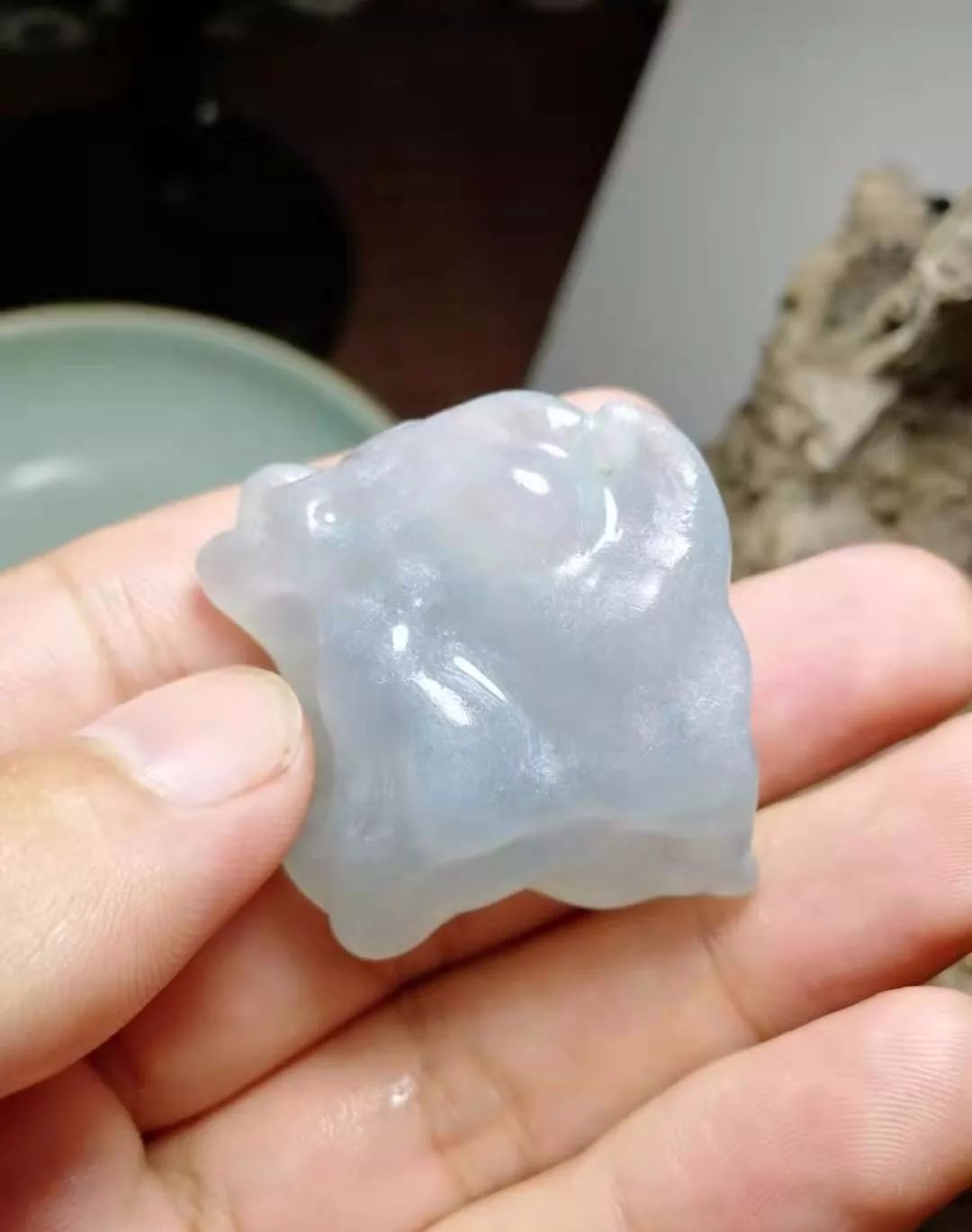 鸡蛋|只有鸡蛋大的原石，打灯犹如一颗“夜明珠”，成品不敢想象！