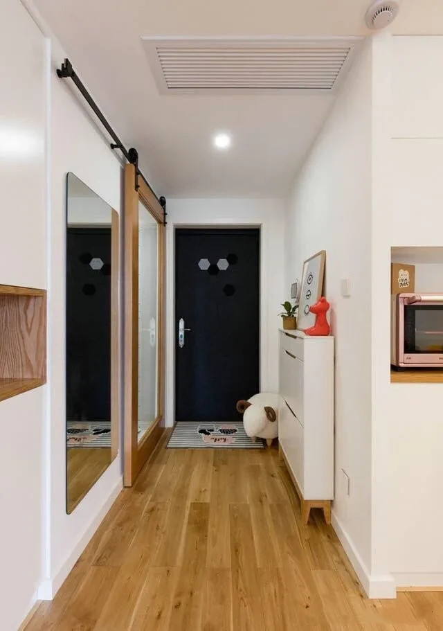 89平米的北欧小两居，原木的装饰温馨又舒适，仓谷门的厨房更迷人