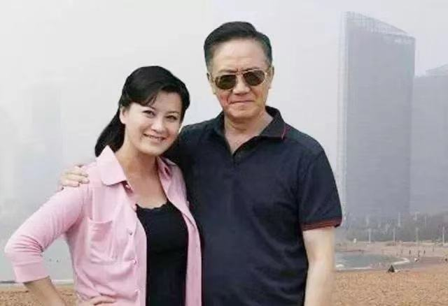 李幼斌|63岁李幼斌近照苍老，双眼耷拉模样邋遢，二婚娶小13岁娇妻受质疑