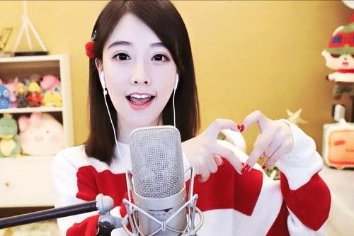 冯提莫|娱乐圈有多难混？她上节目被摸大腿，不反抗只能尴尬赔笑