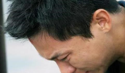 老婆把上司带回家亲热,把4岁的儿子拴在桌子底下,还肆意侮辱他!