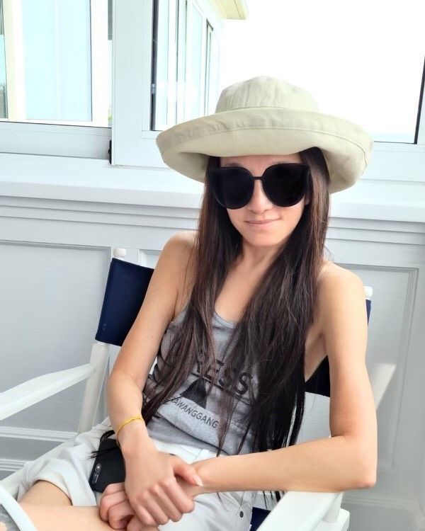 时尚风行派|72岁王薇薇比27岁潇洒！背心＋短裤秀少女身材，戴礼帽变顶级名媛