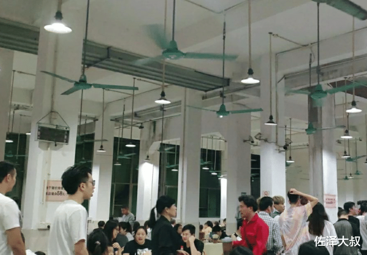 佐泽大叔 广州开在停车场里的猪杂粥，连像样的门都没有，却有人开豪车来吃