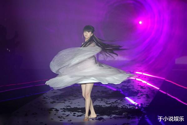 小彩旗|春晚一夜爆红，杨丽萍视她如己出，一手好牌的小彩旗为何打得稀烂