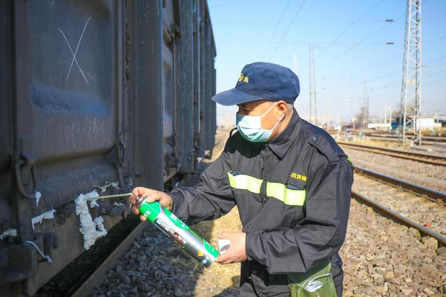北京日报客户端 新春走基层｜铁路货检员老何：每天一个“半马”，一个半月磨破一双鞋