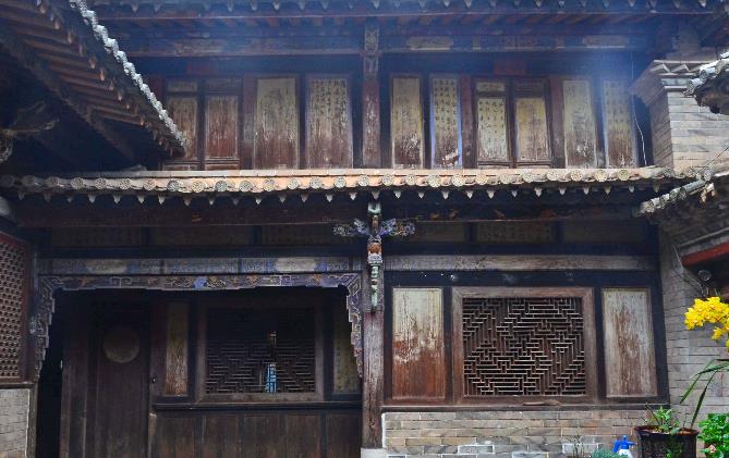 |祖上靠开矿发家,建房时贴了3.6斤黄金,如今78岁老人独守大宅