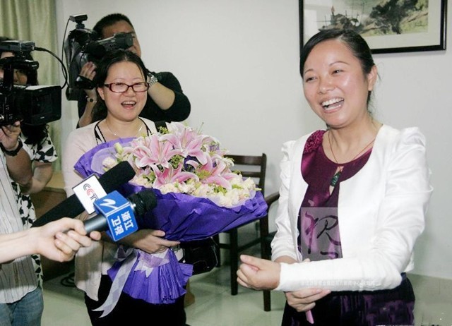 10年前那个徒手接坠楼女童的妈妈,10年后再次回到小区,感慨万千