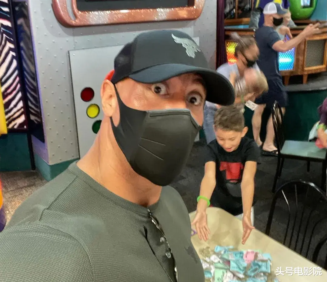 道恩·强森|DC《黑亚当》杀青！巨石强森狂练肌肉真相曝光，现场撒币1万美元