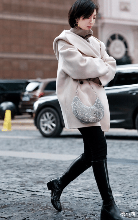 蓓小西 今年还是穿“小黑裤”最时髦，搭配针织衫、毛衣、大衣，真高级