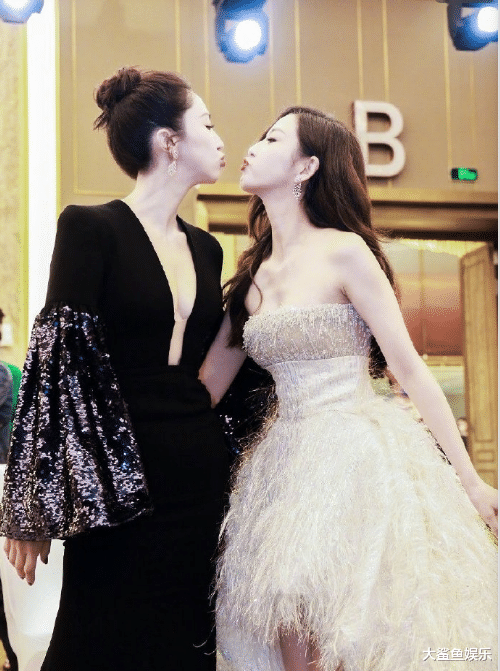 董璇|董璇晒与佟丽娅合照庆中秋，两人穿着漂亮的礼服裙露出同款甜笑