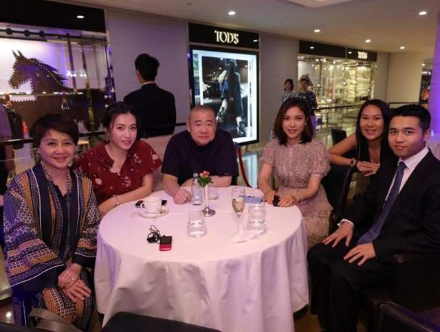 别墅|甘比挂牌放售6亿山顶别墅，持货12年涨三倍，万呎豪宅全景罕曝光