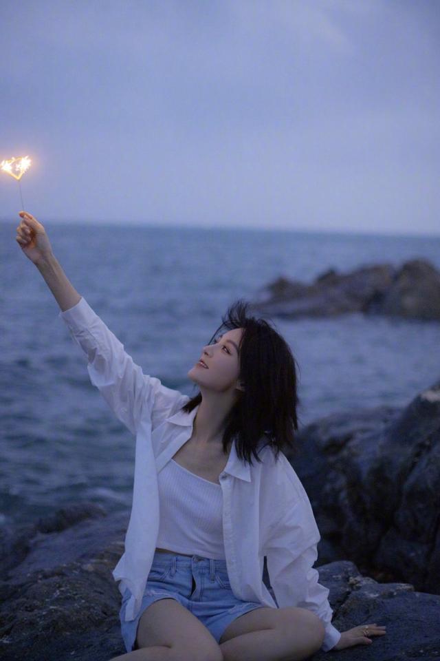 旗袍公馆 “坏女人”毛林林原来这么温柔，穿衬衫配短裤减龄又日常，真时尚