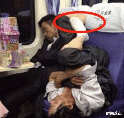 时尚炫点 这样的睡姿我还是第一次见，旁边的乘客头已经无处安放了，好尴尬！！！