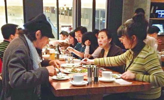 街拍|乘电车租村屋的江华，拒演影版《寻秦记》，59岁复出拍戏或因发哥