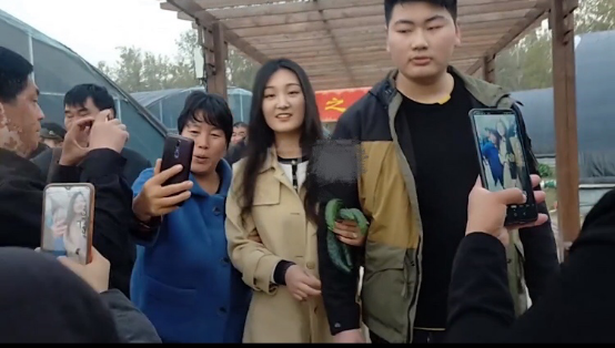 陈亚男|大衣哥女儿直播正面出镜显羞涩，网友直呼漂亮，曾被指坐吃山空