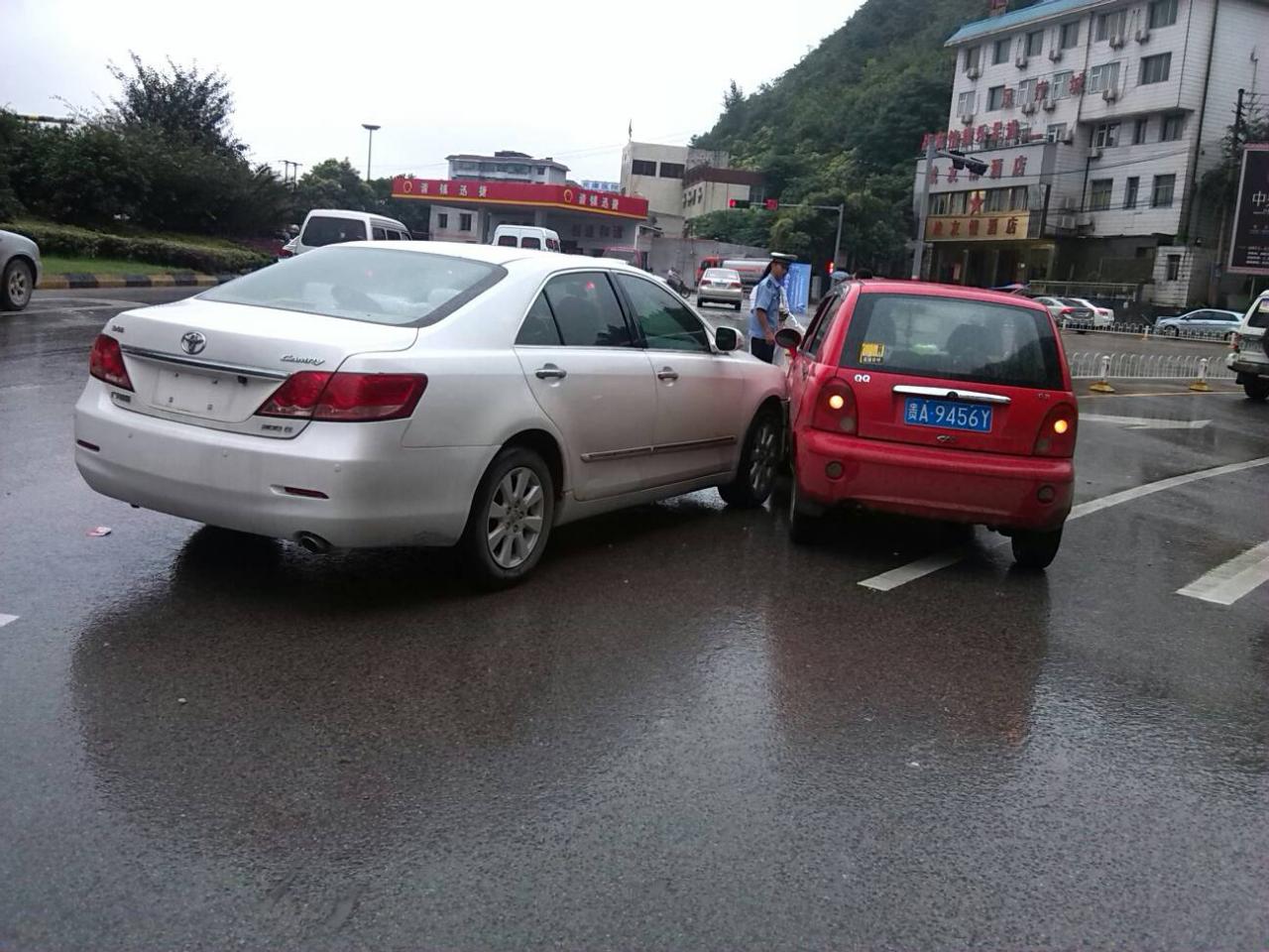 天下未来车 前车强行加塞,后车故意撞上去责任归谁?