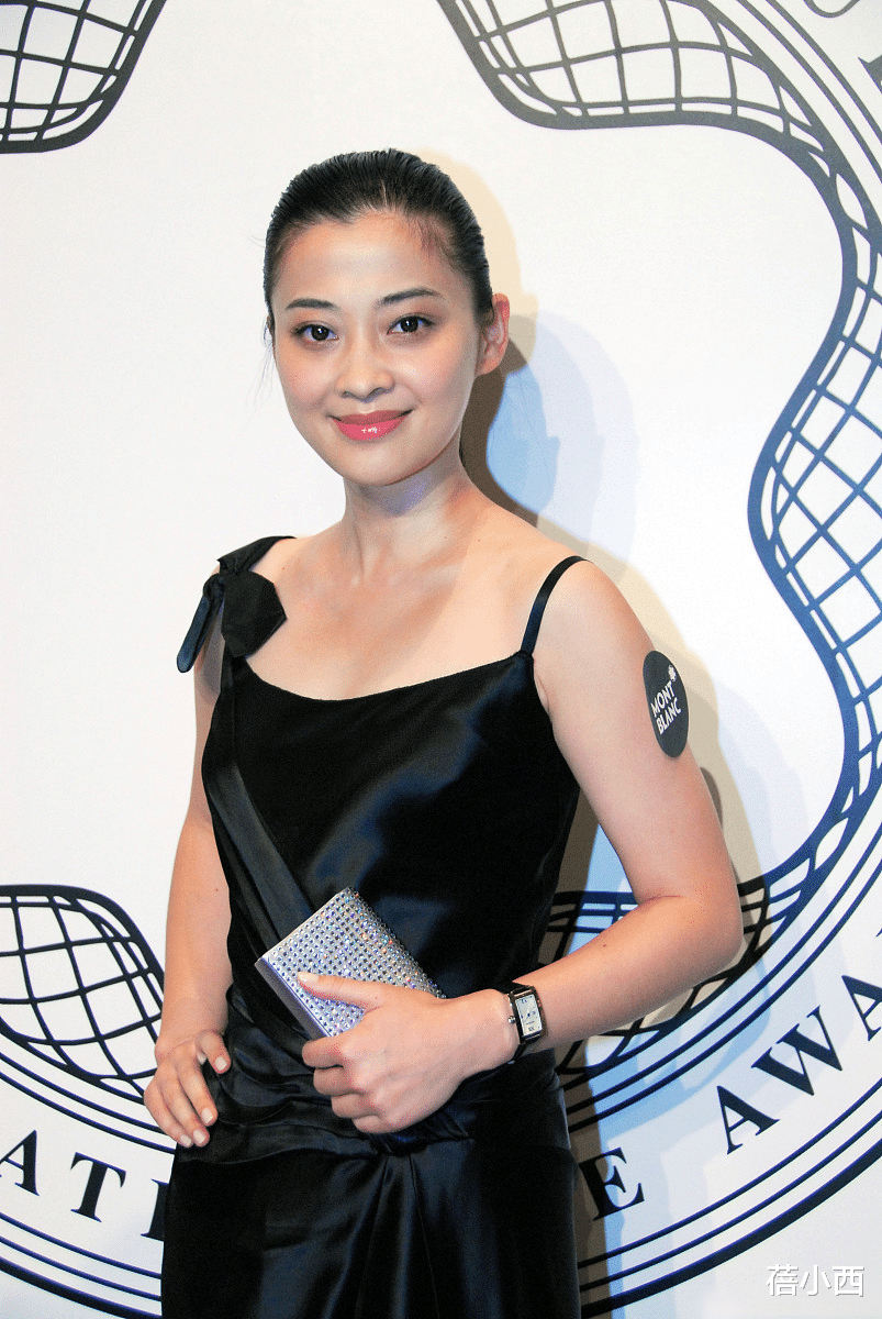 蓓小西|梅婷瘦出尖下巴，穿吊带连衣裙气质优雅，减肥成功像换了个人似的