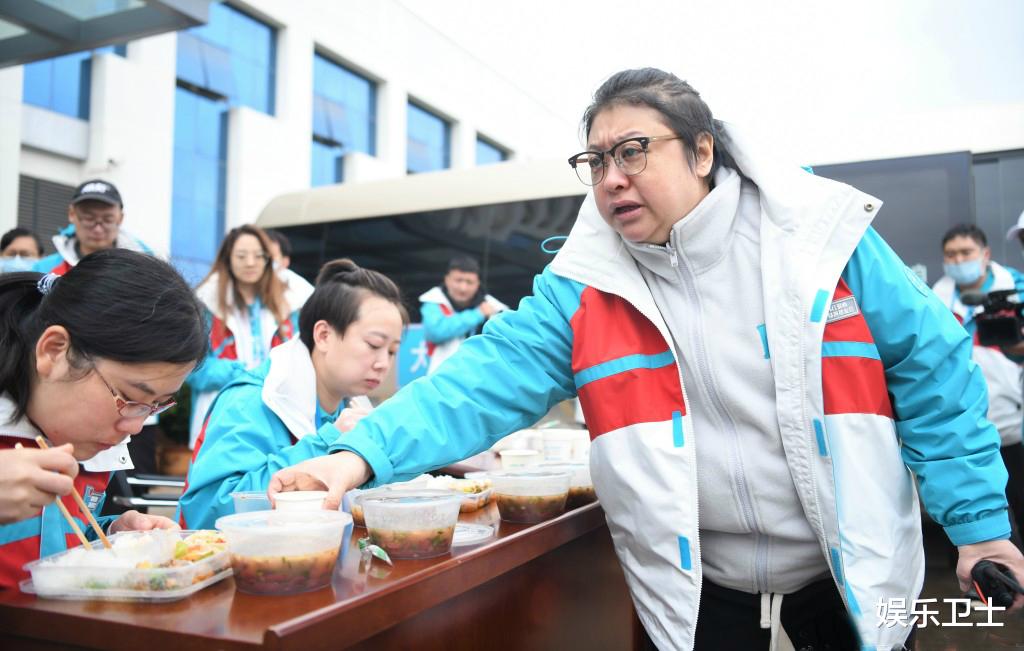 韩红|坐实添乱?东方卫视报道明星救灾作秀用韩红王一博照片,央视报道完美回击