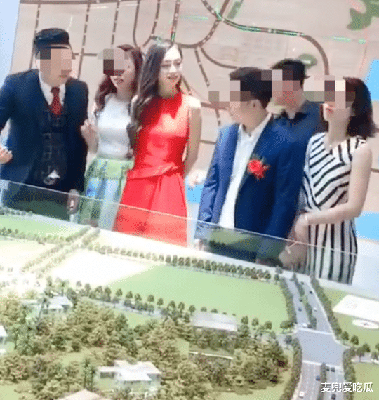 Angelababy|baby现身深圳看房？身材高挑气质好，销售人员点头哈腰太刻意