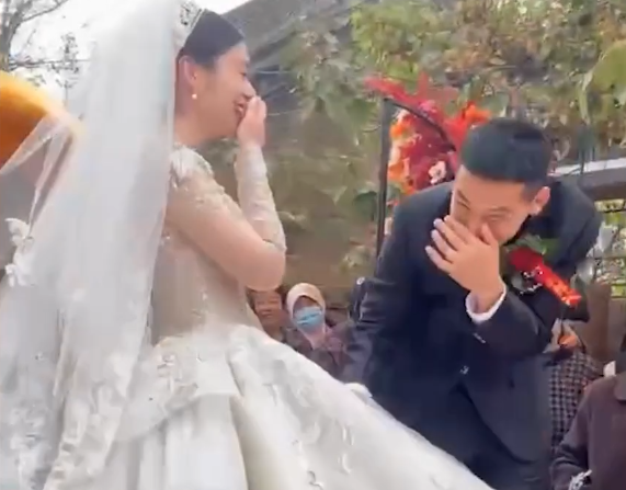 喜从天降!河南一婚礼现场女方陪嫁40万现金,新郎难掩兴奋笑弯腰