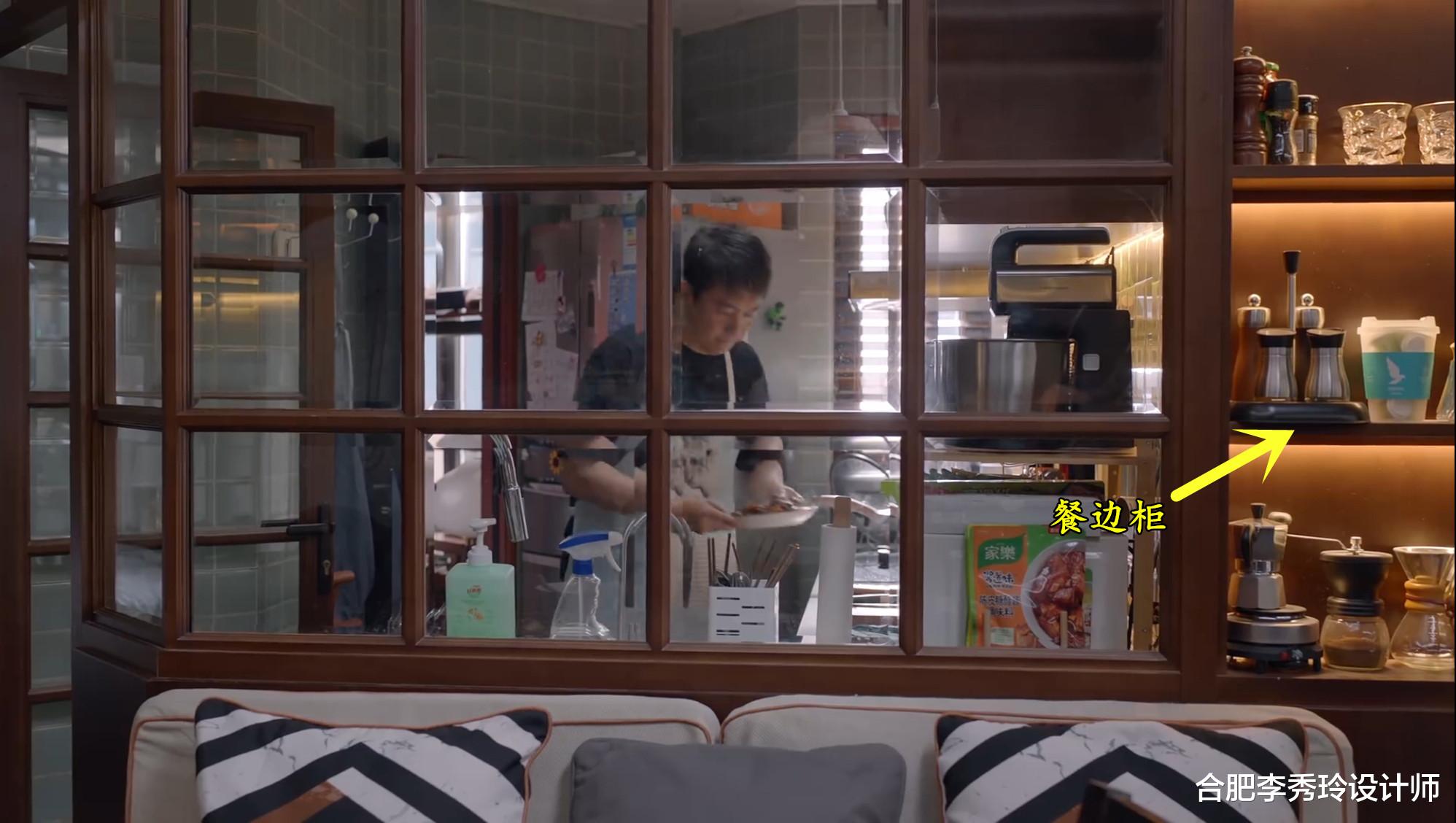 陈卓家的厨房更有看头,3㎡左右,纯靠4个设计做到小面积杂而不乱