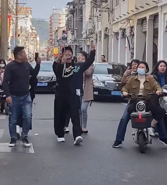 孙耀威|孙耀威在潮州街头开直播，与女粉丝合影亲切和蔼：不像48岁的男人