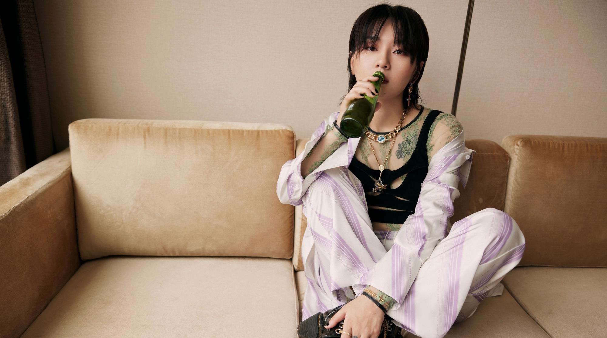 胖达美妆所|周笔畅这时尚真学不来，透视衣像大花臂，衣服还要划几个口来穿