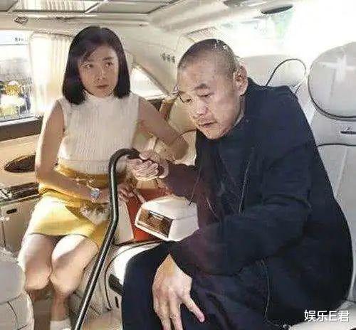 甘比|甘比与李嘉欣同场出席活动，一个大方接受访问，另一个却躲着记者