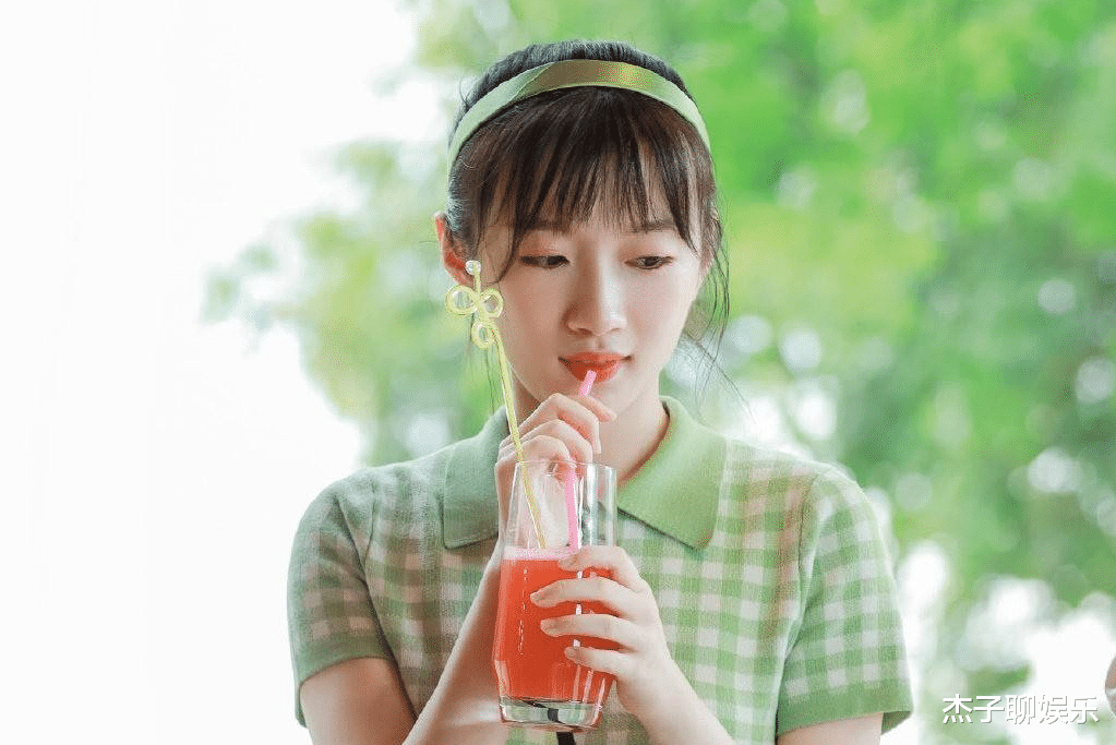 李浩菲|撞脸周冬雨，主持《快本》被骂的李浩菲，新剧合作宋祖儿有望走红