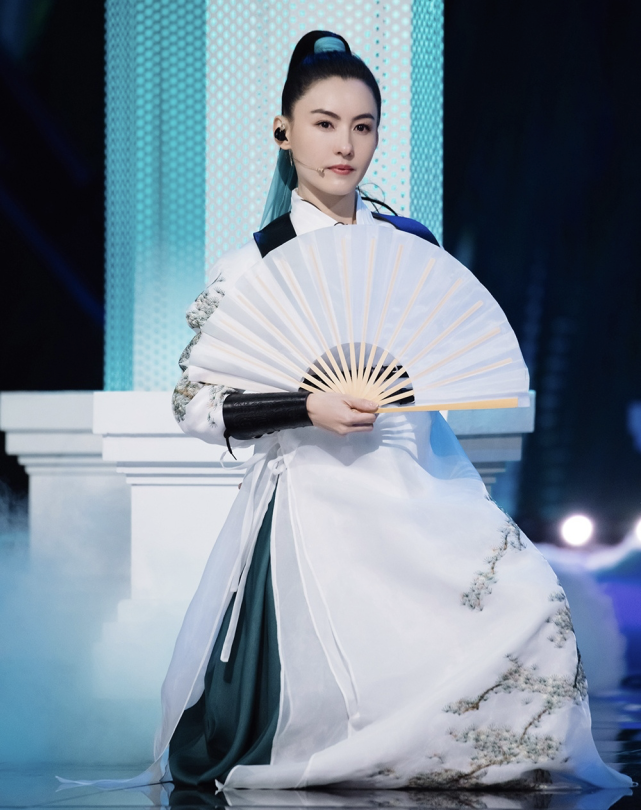 张柏芝|张柏芝现身学校录节目，双手紧托凸起腹部，胯部变大身材发福走样