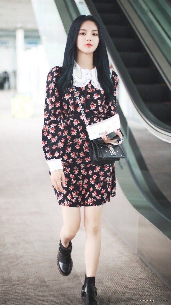 八只爪的猫|大衣哥儿媳晒照为灾区加油,穿娃娃领甜美可爱,滤镜下成蛇精脸