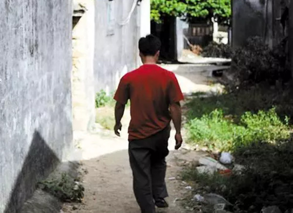 拐卖 因邻里纠纷，男子屠戮对方全家，村民却为凶手感到惋惜