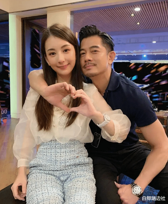 郭富城 郭富城妻子罕晒素颜照！卸妆后皮肤白到发光，晒和老公合照却秒删