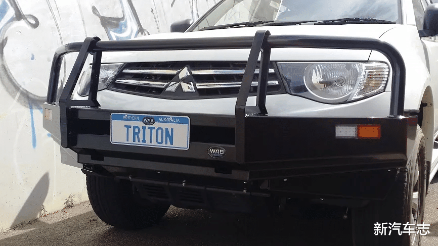 SUV 又是撞骆驼，百万日系SUV车头全毁，挡风玻璃完全撞飞