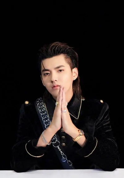 杨幂|当大家都在关注吴亦凡时，却没想到杨幂在“闷声干大事”