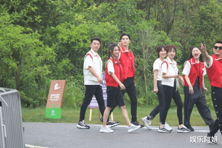 蔡徐坤|跑男最新路透释出！baby裤子丑，蔡徐坤筷子腿吸睛，她凭气质赢了