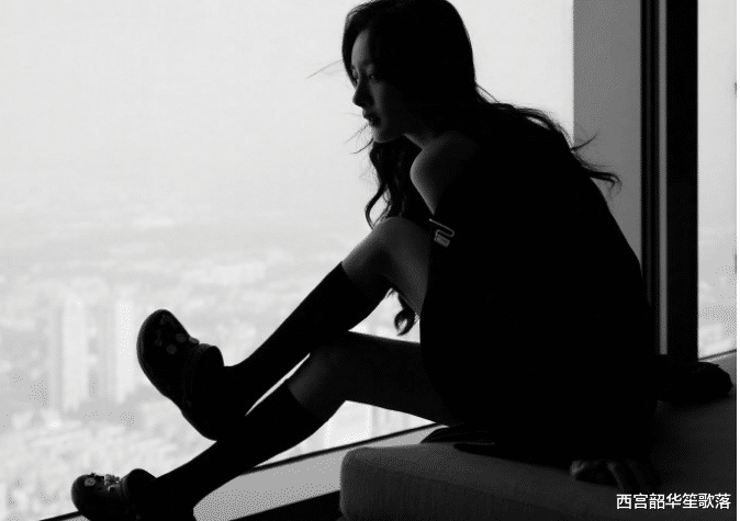 杨幂|杨幂太会了！穿黑色露肩装秀性感，氛围感真是绝了！