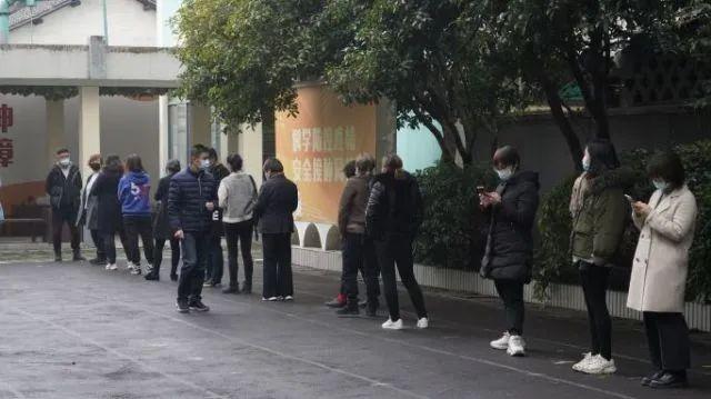 黄晓明|黄晓明发微博：必须休息一天！网友：严重同意