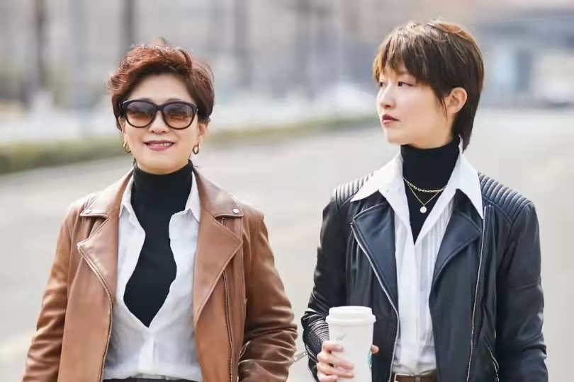 发型|60岁女人别总烫小卷发，试试优雅又大气的摩根柔卷烫，减龄又时髦