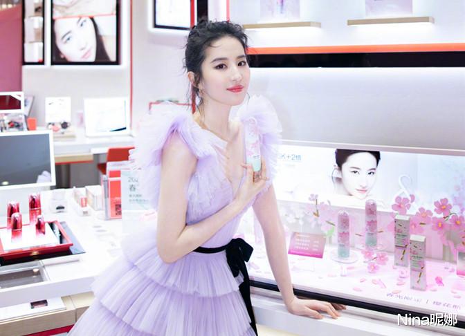 Nina昵娜|刘亦菲逛街被偶遇，穿T恤黑裤身材好娇小，素颜路人偷拍美得发光